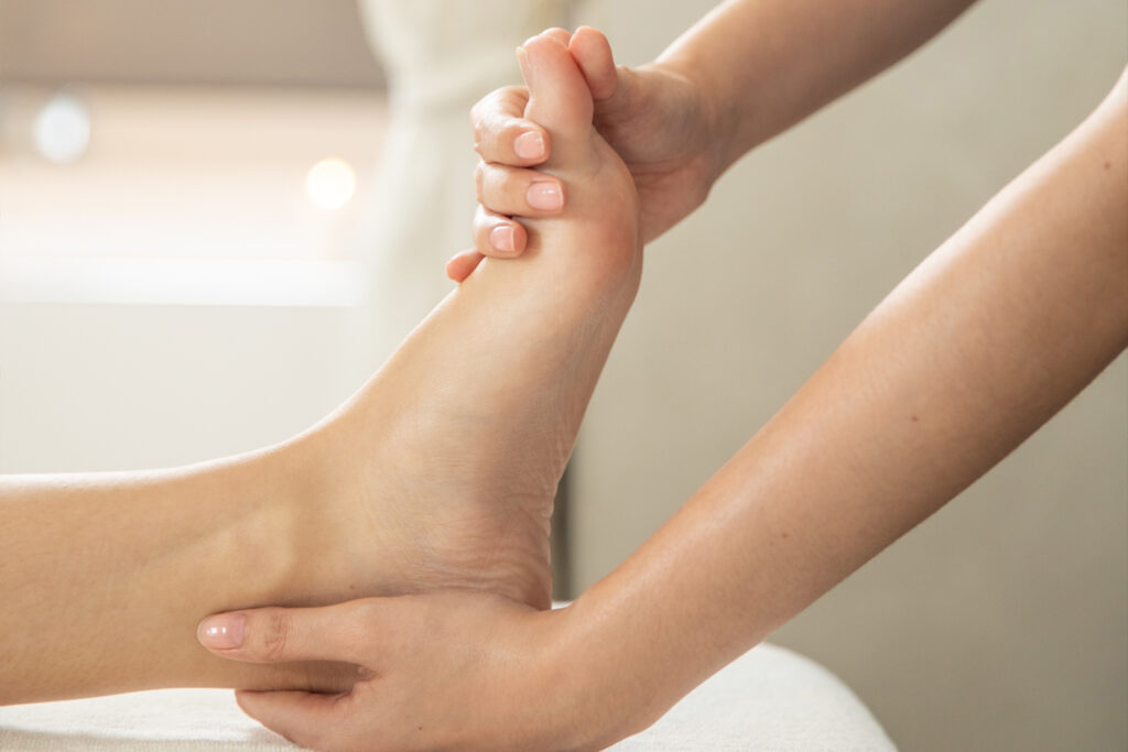 Foot spa Bangkok shoulder relax therapy reflexology upper body relief Treasure Spa combination treatment