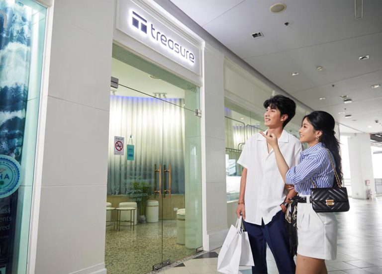 Couple About To Walk Into Treasure Spa Siam Square One Bangkok