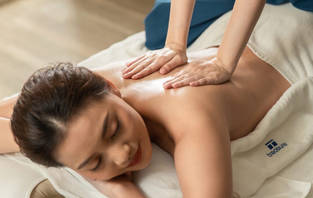 Aromatic oil massage Bangkok therapist applying essential oils at Treasure Spa Siam Square luxury treatment room