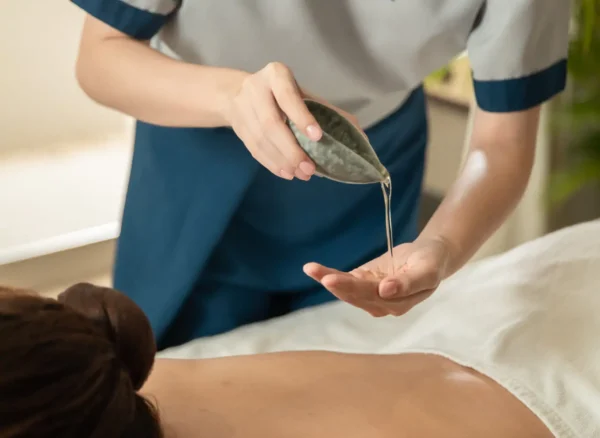 เทน้ำมันหอมระเหย